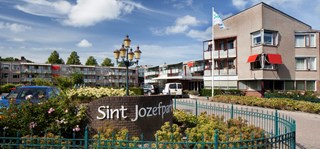 Rode kruis bazaar - In het Sint Jozefpark van Tuitjenhorn 