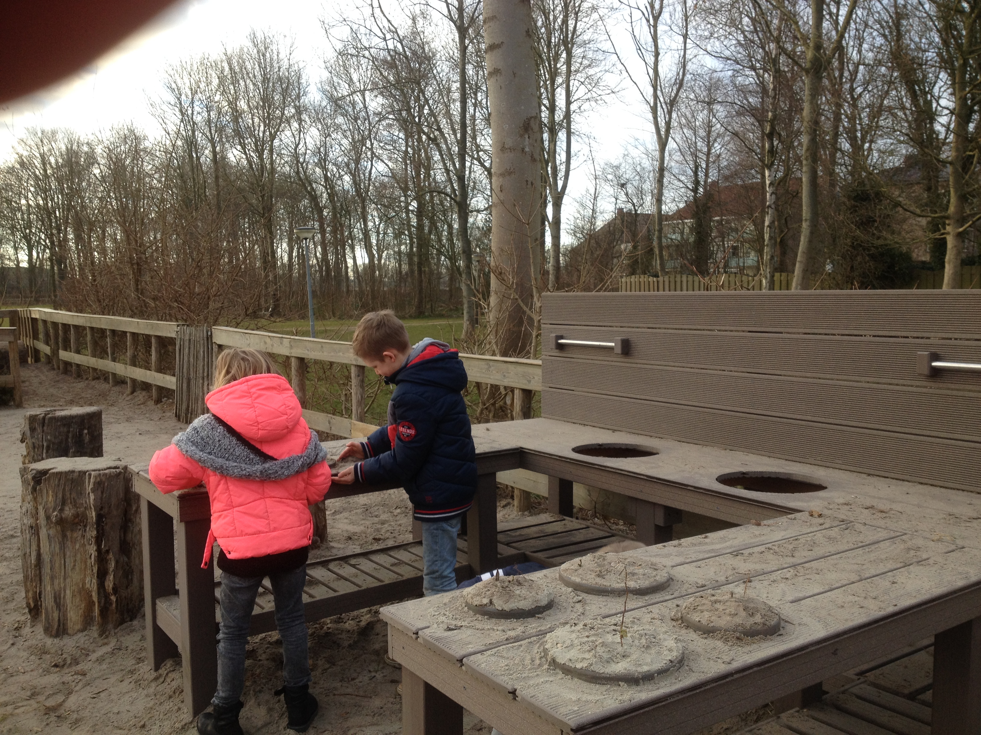 Wat een fantastische modderkeuken staat er op het plein!